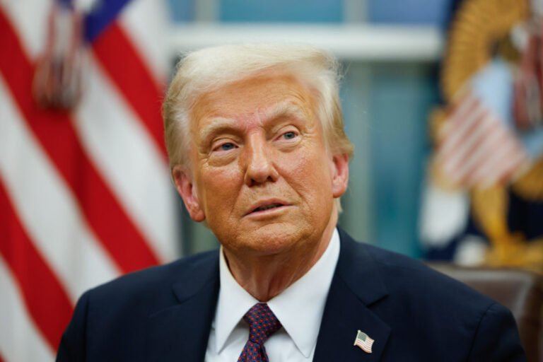 Trump retalia Colômbia duramente após Petro recusar deportações Trump retalia Colômbia duramente após Petro recusar deportações