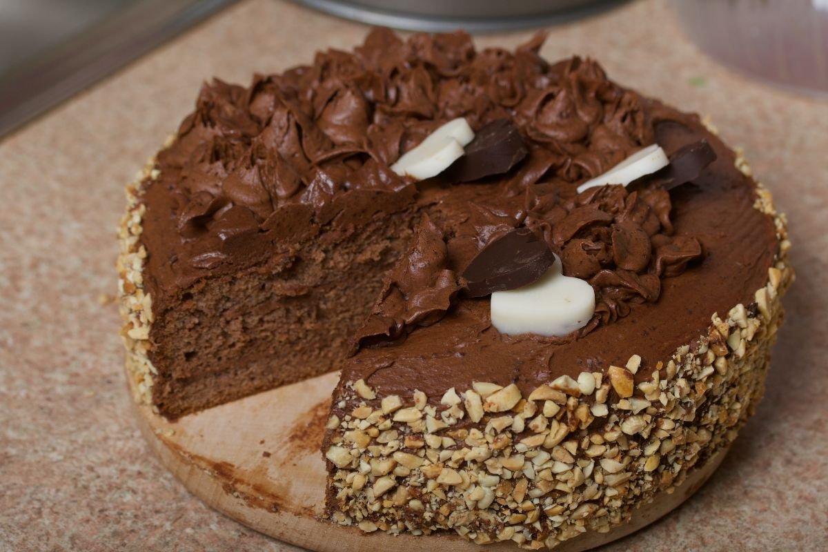 Veja o passo a passo de bolo de amendoim com cobertura de chocolate