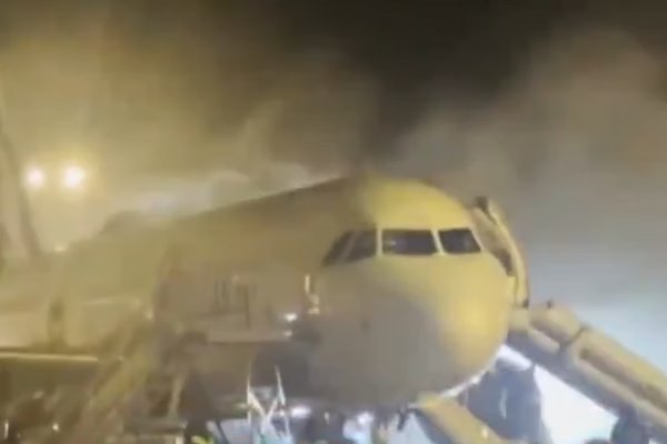 Vídeo impressionante mostra avião consumido pelo fogo na Coreia do Sul