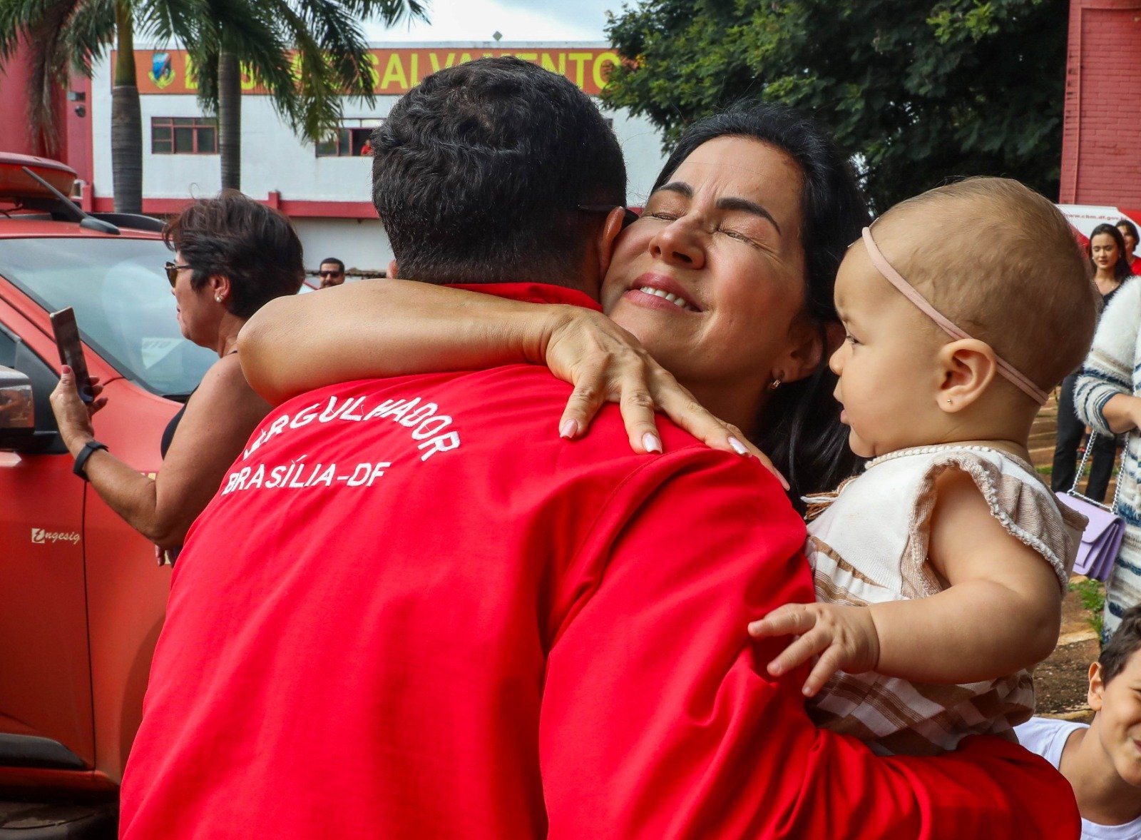 Bombeiros do DF enviados para missão no Rio Tocantins são recebidos por familiares na volta para casa