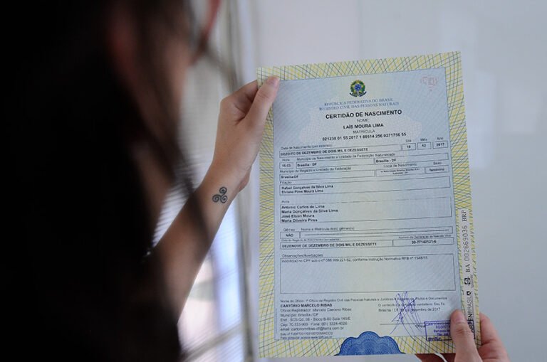 Volta ao Senado projeto que facilita corrigir nomes de pais em certidões — Senado Notícias Volta ao Senado projeto que facilita corrigir nomes de pais em certidões — Senado Notícias