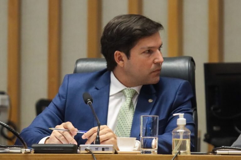 Proposta dá prioridade a autistas em processos administrativos Proposta dá prioridade a autistas em processos administrativos