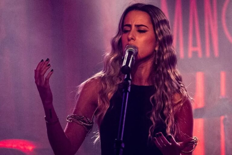 Cantora Ana Morais fala sobre influência dos pais famosos na carreira Cantora Ana Morais fala sobre influência dos pais famosos na carreira