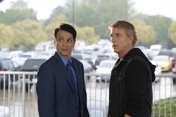 Astros de Cobra Kai surpreendem ao anunciar noivado em tapete vermelho