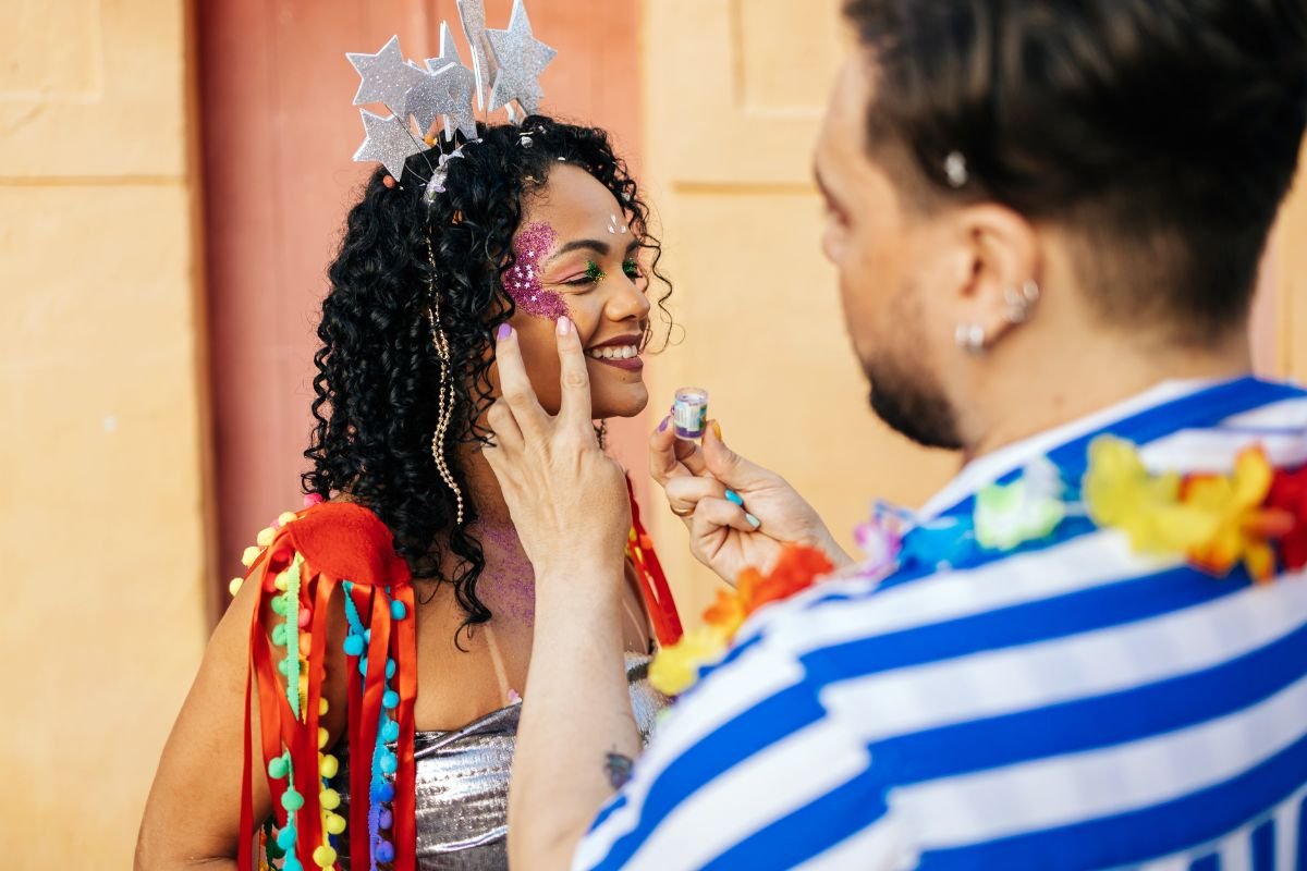 Especialistas alertam para cuidados com spray e maquiagem no Carnaval