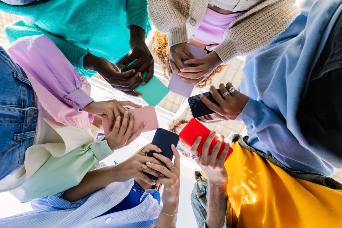 Celular nas escolas: pode levar na mochila? E usar no recreio? Entenda