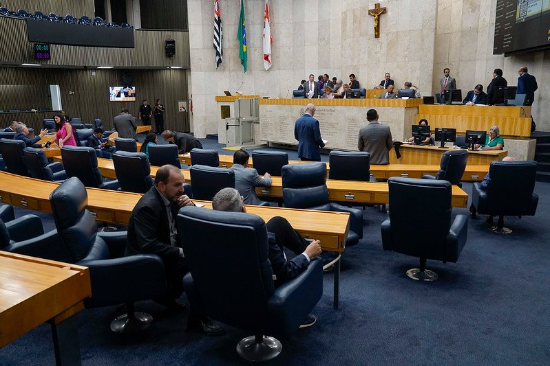 Chuvas, mototáxi e corrida por CPIs marcam 1º dia da Câmara de SP