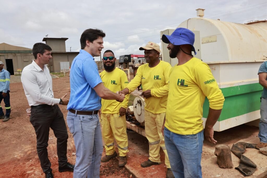 Daniel Vilela acompanha obras em andamento nas rodovias GO-309 e GO-219