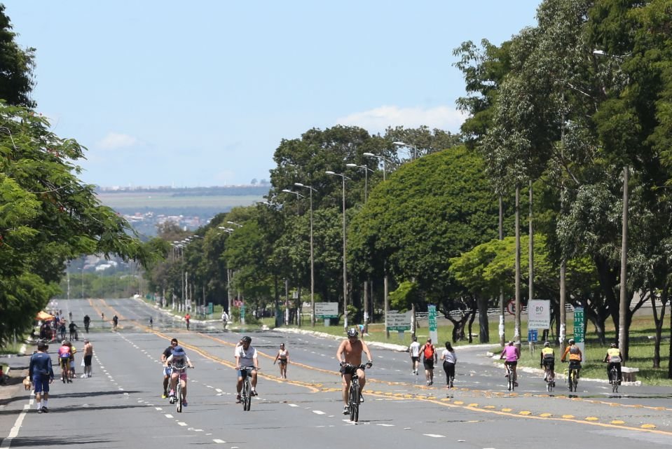 Brasília - Eixão do Lazer funcionará nos domingos e feriados das 7 às 19 horas em janeiro para se adaptar ao horário de verão, e acompanhar o nascer e o pôr do Sol nesse período (Antonio Cruz/Agência Brasil)