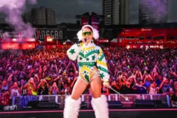 Vídeo: Anitta se irrita durante show e arremessa microfones no chão