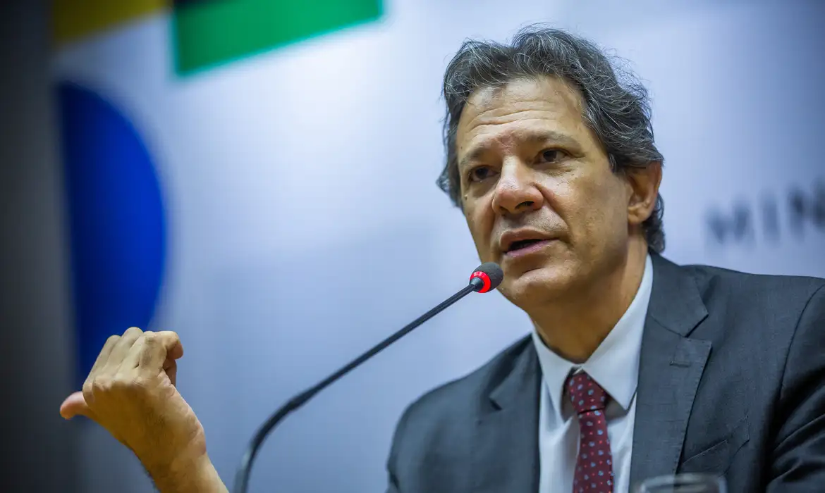 Haddad diz que safra recorde e dólar mais baixo vão ajudar a reduzir preço de alimentos