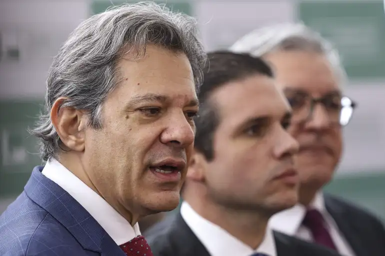 Haddad leva ao presidente da Câmara prioridades do Governo nos próximos anos