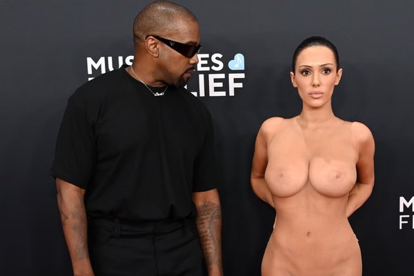 Kanye West deu comandos para Bianca Censori tirar roupa no Grammy