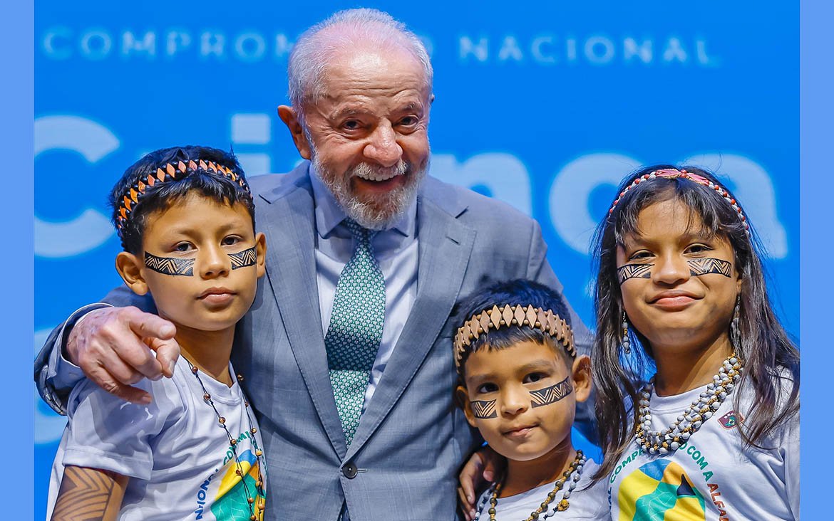 Lula entrega a cidades e estados prêmio por compromisso com alfabetização infantil