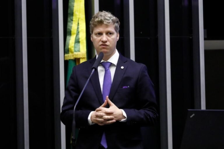 Novo obtém 31 votos e supera PSol na eleição à chefia da Camara Novo obtém 31 votos e supera PSol na eleição à chefia da Camara