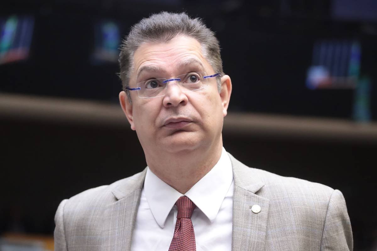 O abraço do novo líder do PL de Bolsonaro em um ministro de Lula