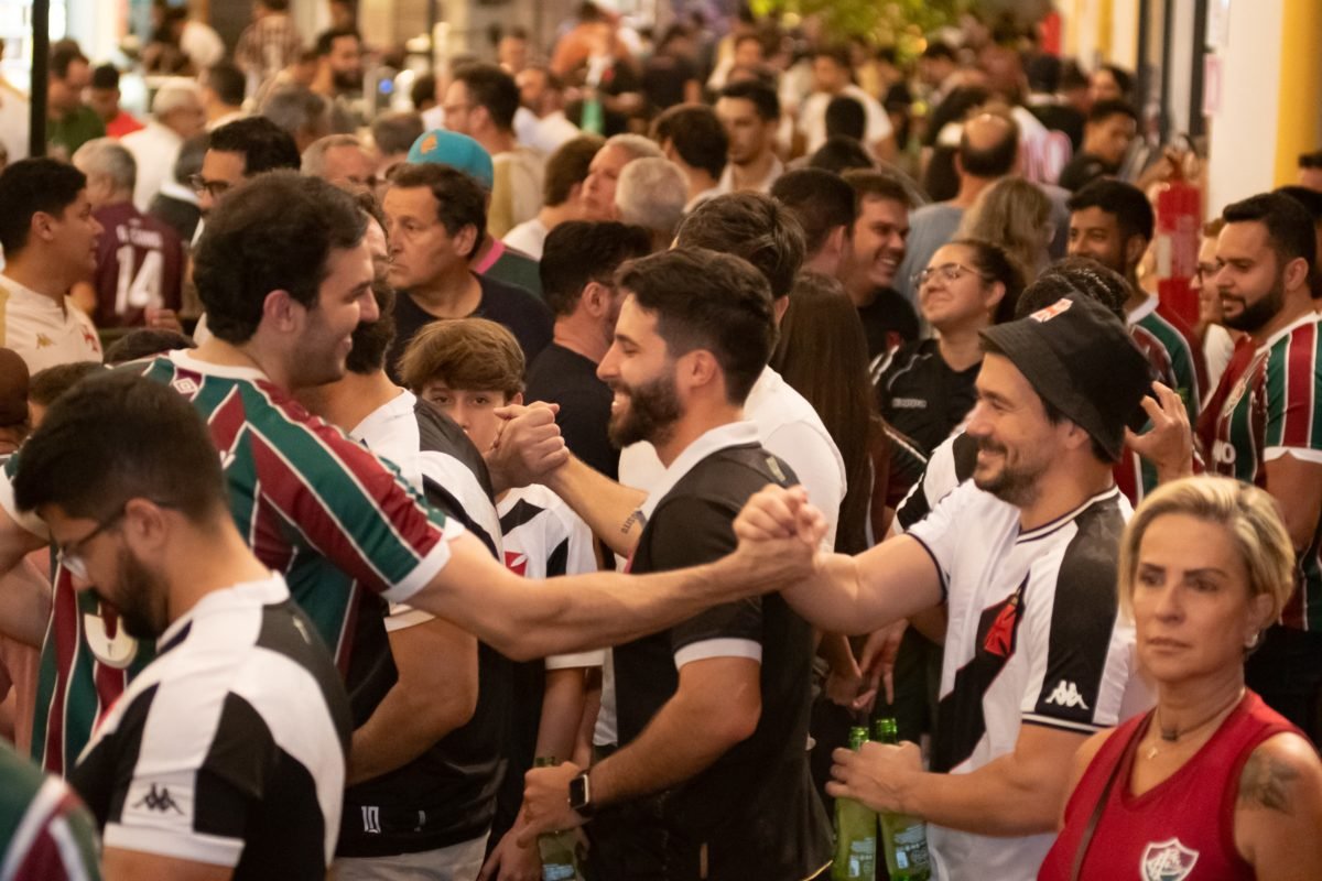 Torcidas de Vasco e Fluminense fazem a festa antes de clássico no DF