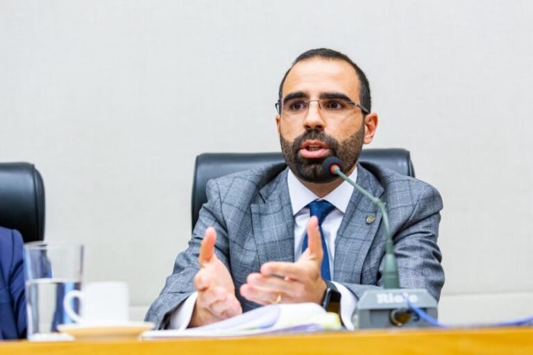 Projeto que acaba com a taxa de licenciamento anual de veículos no DF é aprovado na CCJ da Câmara Distrital Projeto que acaba com a taxa de licenciamento anual de veículos no DF é aprovado na CCJ da Câmara Distrital