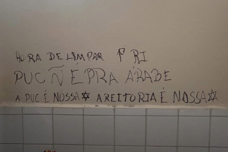 Banheiro da PUC São Paulo é pichado com ameaças contra o povo árabe Banheiro da PUC São Paulo é pichado com ameaças contra o povo árabe