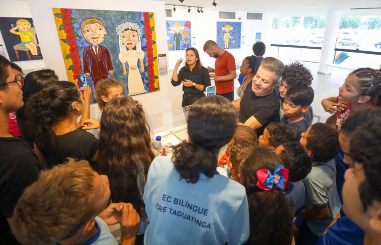 Estudantes com deficiência auditiva visitam exposição de artista surdo Estudantes com deficiência auditiva visitam exposição de artista surdo