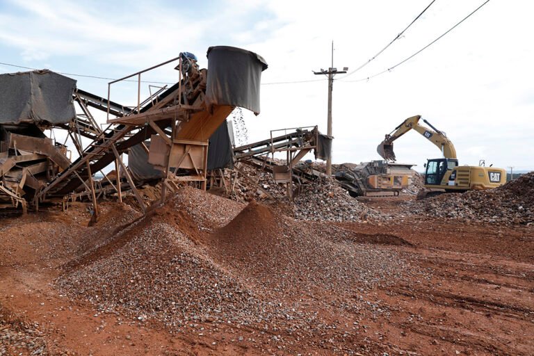 Entulhos reciclados são reaproveitados em obras públicas e conservação de vias não pavimentadas Entulhos reciclados são reaproveitados em obras públicas e conservação de vias não pavimentadas