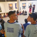 Estudantes com deficiência auditiva visitam exposição de artista surdo – Secretaria de Estado de Educação