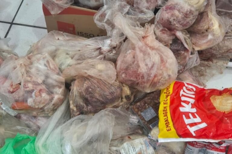 Fiscais recolhem 300 kg de carne estragada e vencida em mercadinho Fiscais recolhem 300 kg de carne estragada e vencida em mercadinho