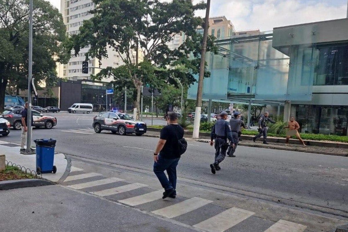 Homem pelado é contido pela PM na Faria Lima. Veja vídeo