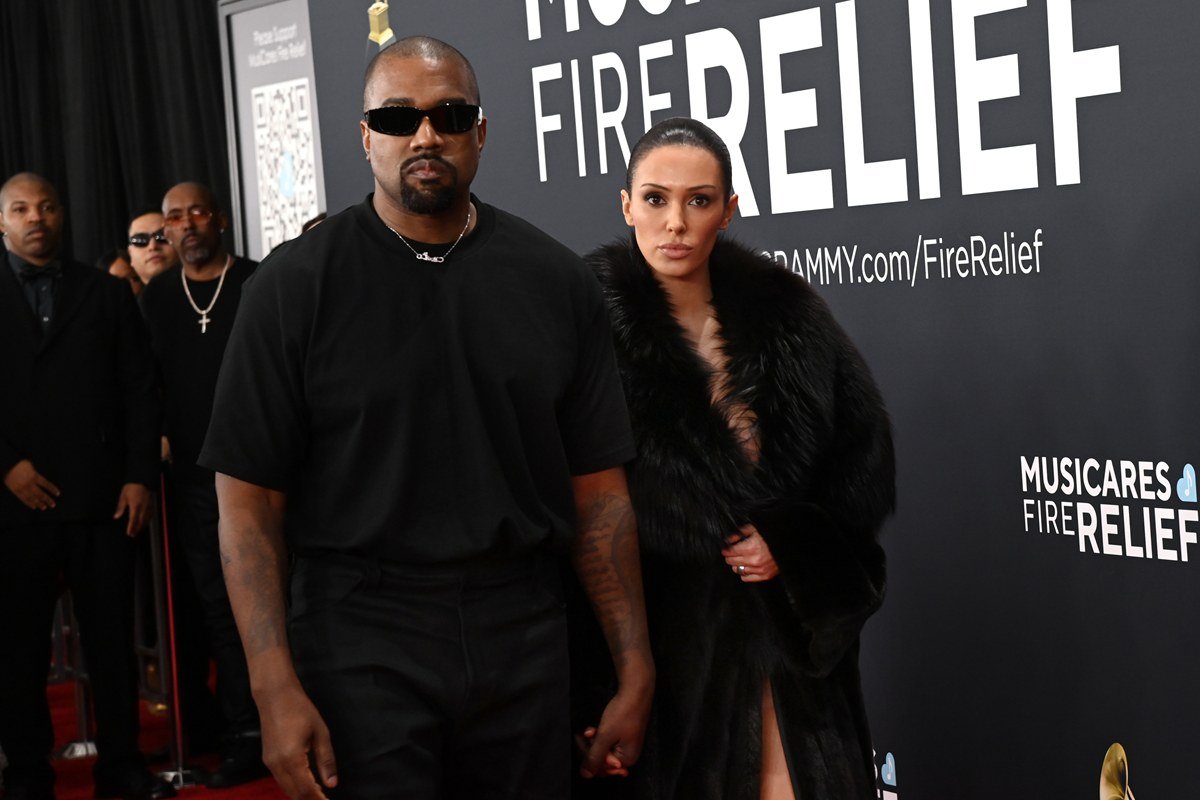 Kanye West volta a publicar fotos nuas de Bianca Censori na web; veja