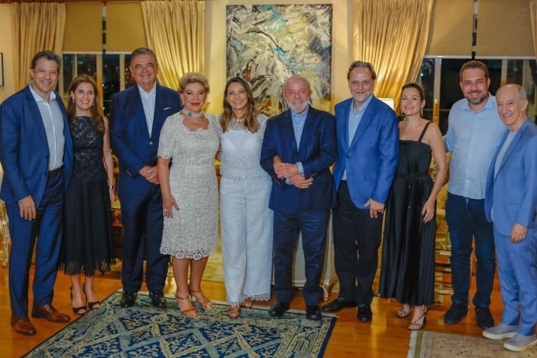 Lula teve conversas reservadas e elogiou Lewandowski em festa de Marta Lula teve conversas reservadas e elogiou Lewandowski em festa de Marta