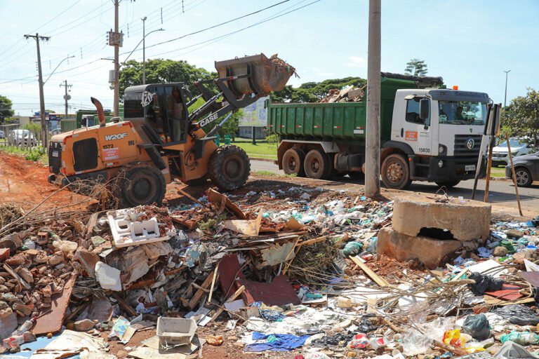 Operação de limpeza recolhe mais de 13 mil toneladas de lixo em 15 regiões administrativas Operação de limpeza recolhe mais de 13 mil toneladas de lixo em 15 regiões administrativas