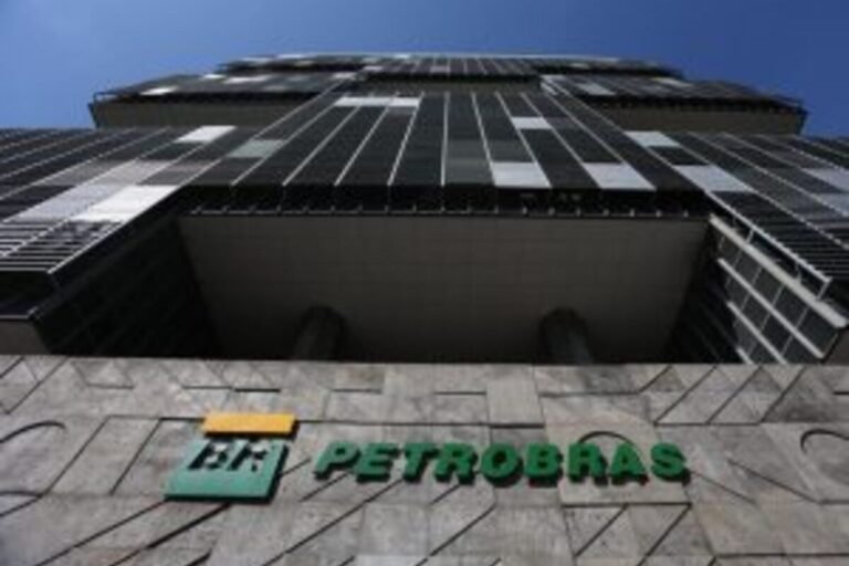 Em clima tenso, Petrobras e sindicatos debatem redução do teletrabalho Em clima tenso, Petrobras e sindicatos debatem redução do teletrabalho