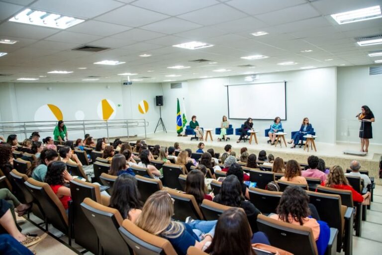 Servidores da rede pública do DF recebem capacitação em saúde mental Servidores da rede pública do DF recebem capacitação em saúde mental