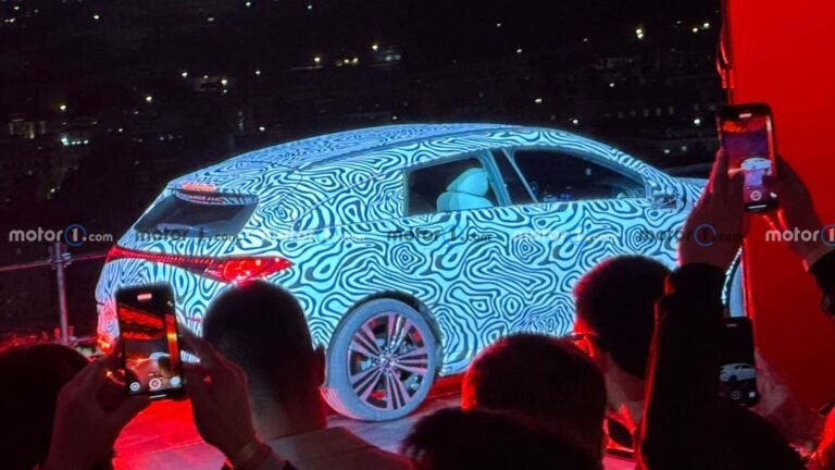 Nova Mercedes-Benz CLA Shooting Brake aparece ainda camuflada Nova Mercedes-Benz CLA Shooting Brake aparece ainda camuflada