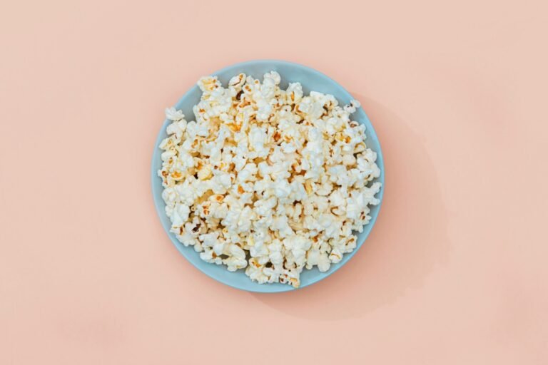 Pipoca é janta? Nutricionistas explicam se alimento substitui refeição Pipoca é janta? Nutricionistas explicam se alimento substitui refeição