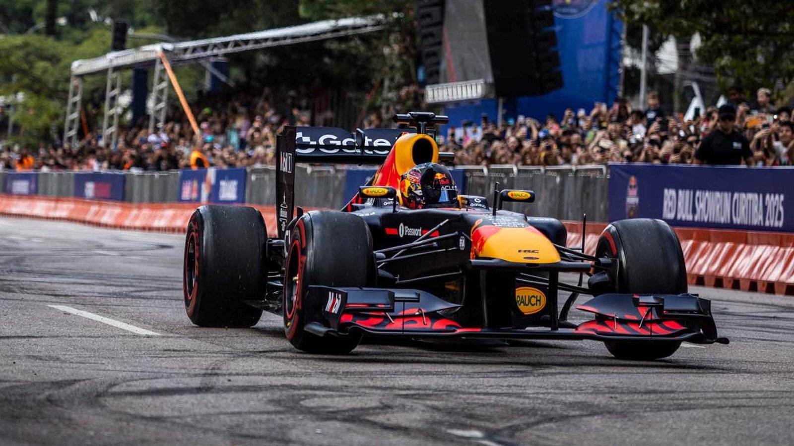 Curitiba recebe Red Bull Showrun e encanta com velocidade e adrenalina