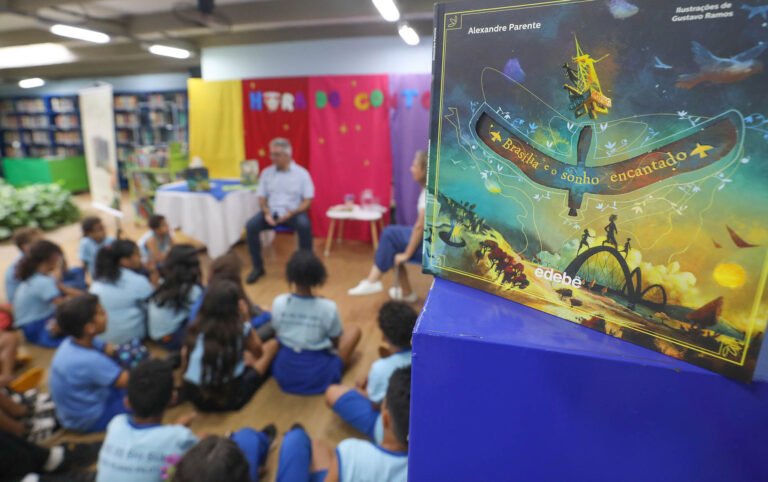 Biblioteca desenhada por Niemeyer promove conversa de alunos com autor de livro sobre Brasília Biblioteca desenhada por Niemeyer promove conversa de alunos com autor de livro sobre Brasília