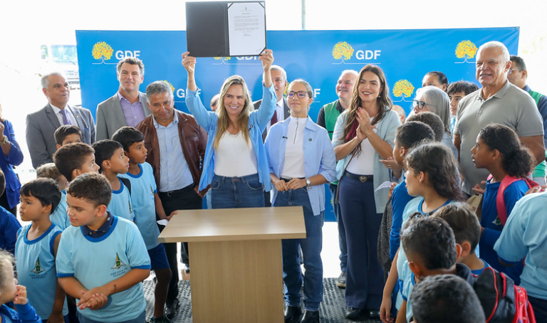 Celina Leão celebra pavimentação no CED Incra 9 e anuncia nova obra em Ceilândia Celina Leão celebra pavimentação no CED Incra 9 e anuncia nova obra em Ceilândia