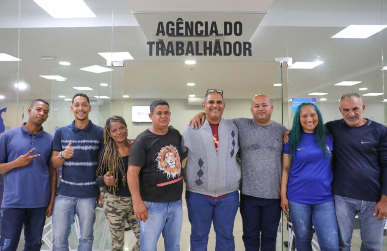 Com apoio do GDF, oito pessoas deixam as ruas e conquistam empregos em serviços públicos Com apoio do GDF, oito pessoas deixam as ruas e conquistam empregos em serviços públicos