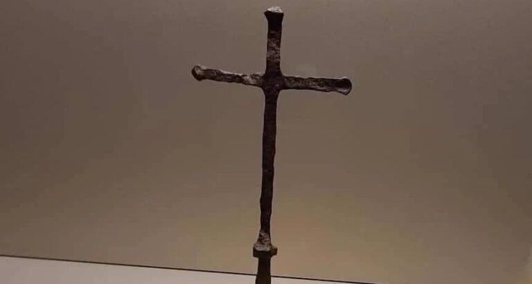 Cruz original da primeira missa no Brasil vem a Brasília no aniversário da capital Cruz original da primeira missa no Brasil vem a Brasília no aniversário da capital