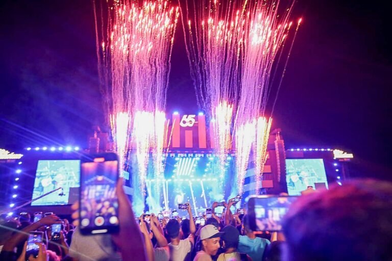 Queima de fogos marca a virada para o 21 de abril: Brasília completa 65 anos