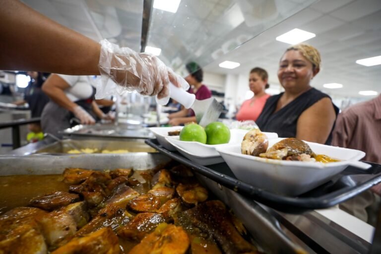 Restaurantes comunitários celebram os 65 anos de Brasília com cardápio especial Restaurantes comunitários celebram os 65 anos de Brasília com cardápio especial