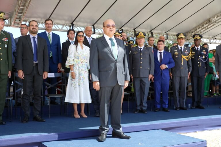 Troca da Bandeira atrai brasilienses e turistas em celebração aos 65 anos de Brasília