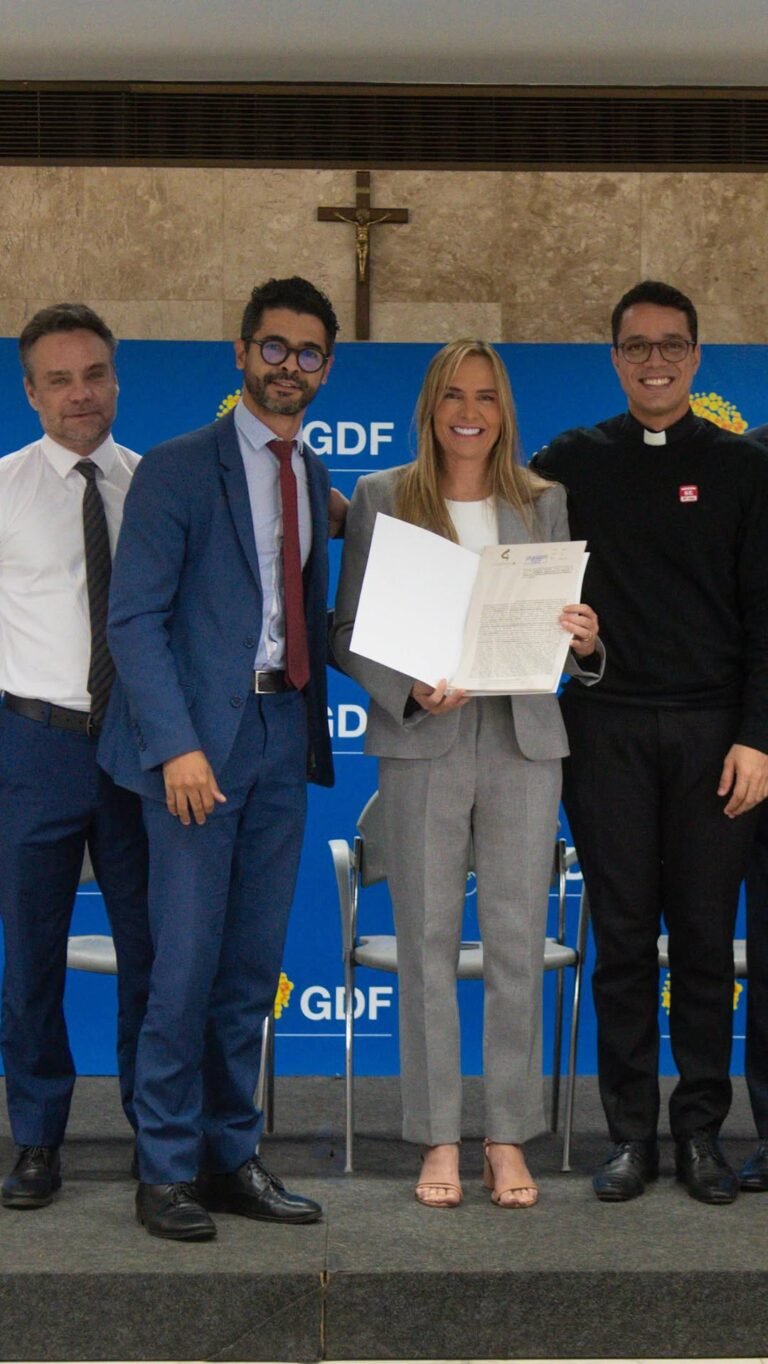 GDF entrega 30 novas escrituras a igrejas, templos e entidades no DF por meio do Programa Igreja Legal GDF entrega 30 novas escrituras a igrejas, templos e entidades no DF por meio do Programa Igreja Legal