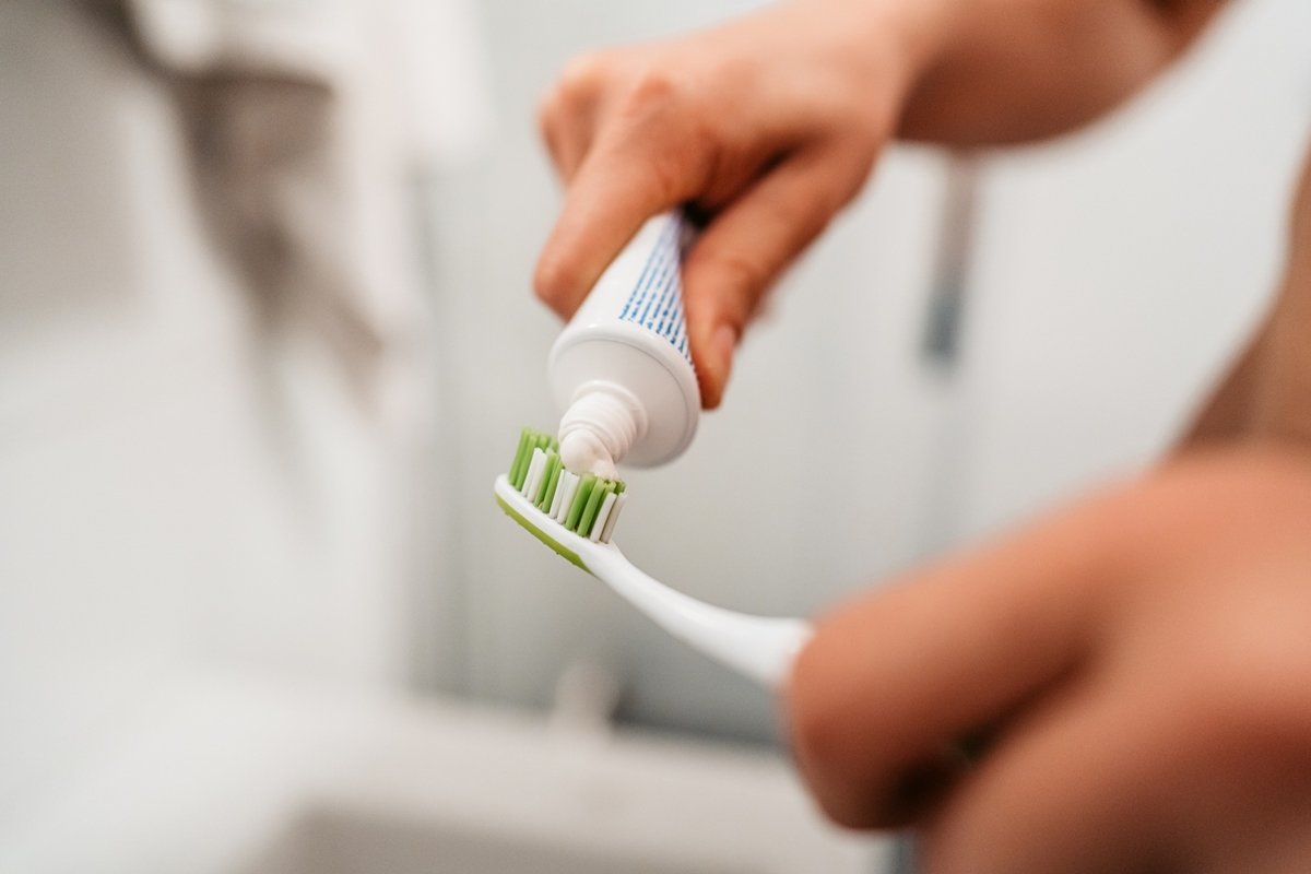 Escova de dentes em mau estado traz riscos à saúde, alerta dentista