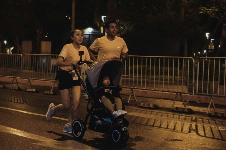Pesquisadores apontam riscos de correr empurrando carrinho de bebê Pesquisadores apontam riscos de correr empurrando carrinho de bebê