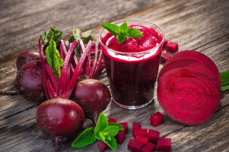 Delicioso e nutritivo: saiba benefícios do suco de beterraba com limão Delicioso e nutritivo: saiba benefícios do suco de beterraba com limão