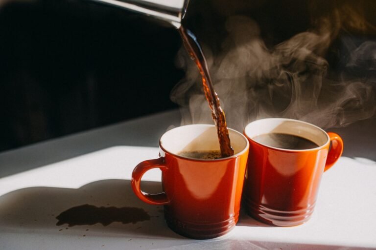 Entenda por que você não deve tomar café assim que acorda Entenda por que você não deve tomar café assim que acorda