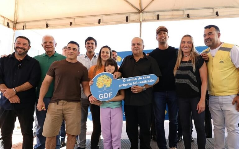 GDF entrega primeiras chaves do bairro Alto Mangueiral e beneficia mais de 230 pessoas em São Sebastião GDF entrega primeiras chaves do bairro Alto Mangueiral e beneficia mais de 230 pessoas em São Sebastião