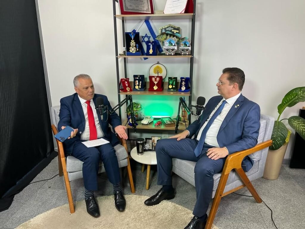 SaveClip.App_510966394_18397257112119472_746487850170919454_n-1024x768 Deputado Daniel de Castro estreia podcast com entrevista ao deputado federal Sóstenes Cavalcante